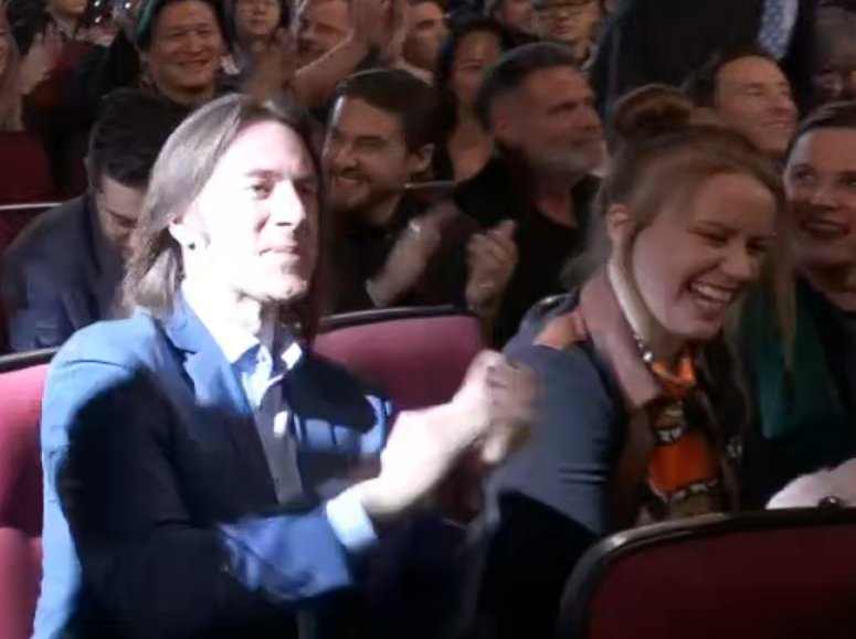 Kobalt_Soul99's tweet photo. If I had a nickel every time a VA that worked on a Final Fantasy game and got absolutely blasted by the lighting at the #VideoGameAwards at the perfect time... I'd have 2 nickels https://t.co/iHwrTD0gLN
