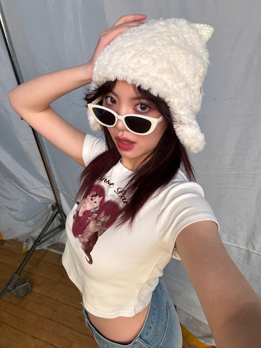 yua_tsutsui's tweet photo. YUA TSUTSUI 2025 CALENDAR🗓🖤

改めまして来年のカレンダーを発売する事になりました^^
一般発売のページお知らせ！

お渡し会もありますが来れない地方の子などは是非ここからゲットお願いします⬇️
https://t.co/D3TDLByWNF

来年の皆さんの日常にぜひ🫠💖
お渡し会来れる子は直接お渡しさせてね🥹 https://t.co/0OnLViwAiw
