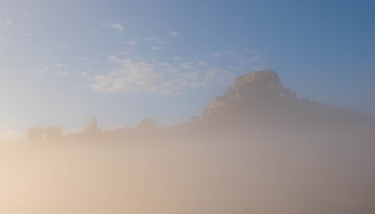 morellaturismo's tweet photo. 🌫️ La ciutat de #Morella sobre una espessa boira https://t.co/eyoFRphpds