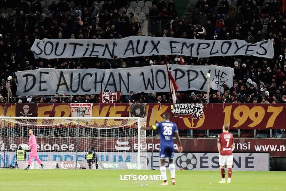 DialectikF's tweet image. Banderole de la Horda Frenetik en soutien aux employés du Auchan Woippy menacés par le plan national de licenciements visant 2400 salariés.
Pour rappel, Auchan est une des propriétés de la famille Mulliez dont la fortune est estimée à 52 milliards d'euros.
⚽ Metz-Dunkerque 09.12