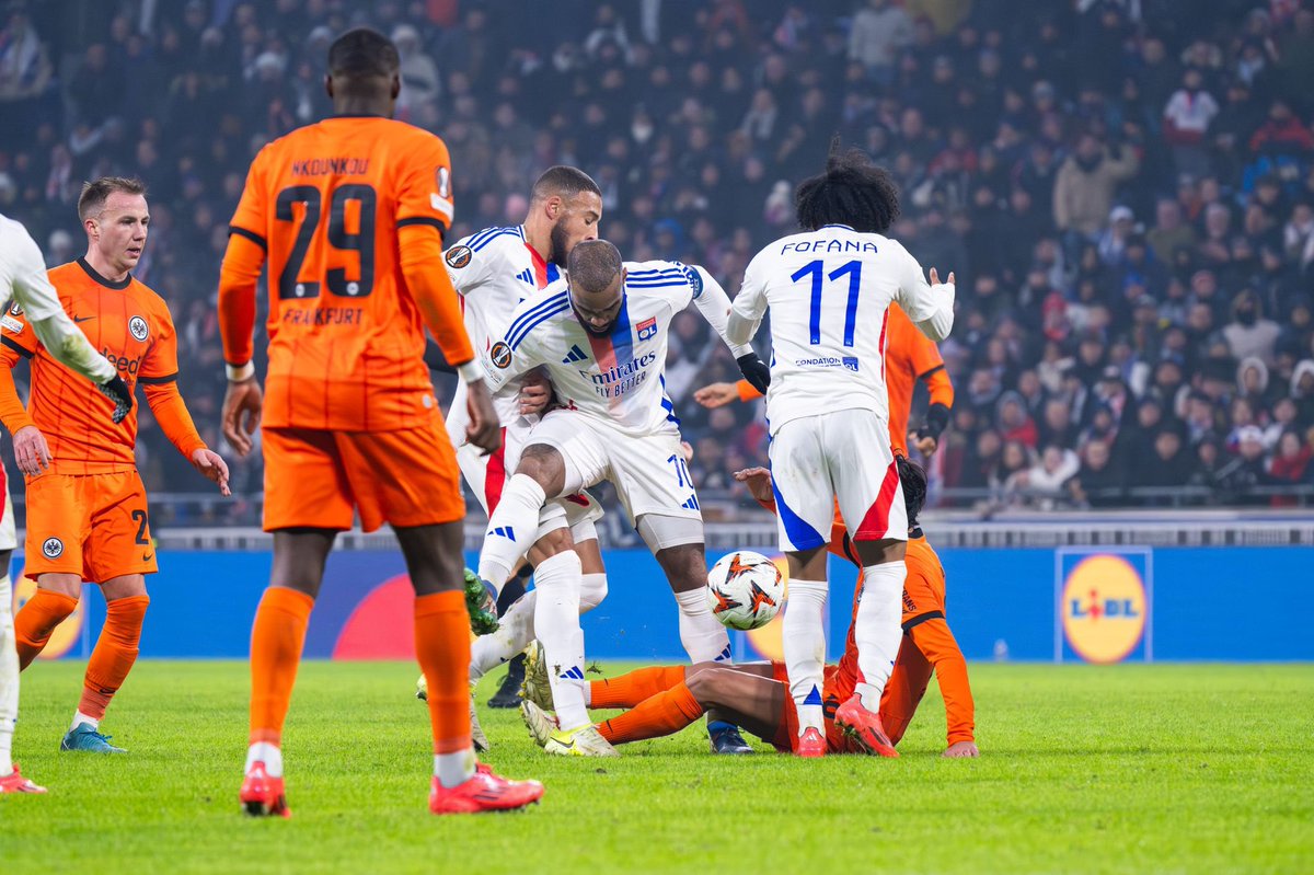 CorentinTolisso's tweet photo. On a livré une belle bataille hier ⚔️👊🏾❤️💙 Merci pour votre soutien 🙌🏾 #TeamTHM #TeamOL @EuropaLeague @OL https://t.co/9mhuTVP2bc