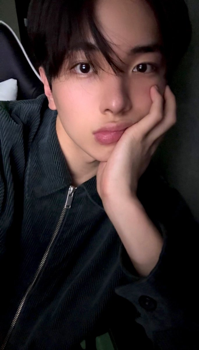 ATBO_members's tweet photo. 좋은 저녁 보내😚
#류준민 #에이티비오 #ATBO https://t.co/msU9kpCMQy
