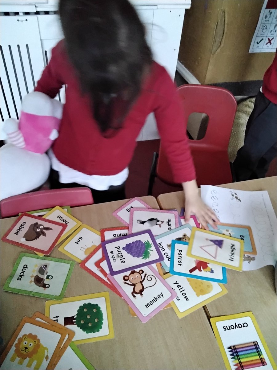 LeighPrimary's tweet photo. The children in the Nest enjoy looking at picture cards and  learning new vocabulary everyday.
#article28 #nest #reading #pictures #newvocabulary #echoreading #phonics #makingmemories #lifelonglearners #voice21 https://t.co/rbauD1ijsb