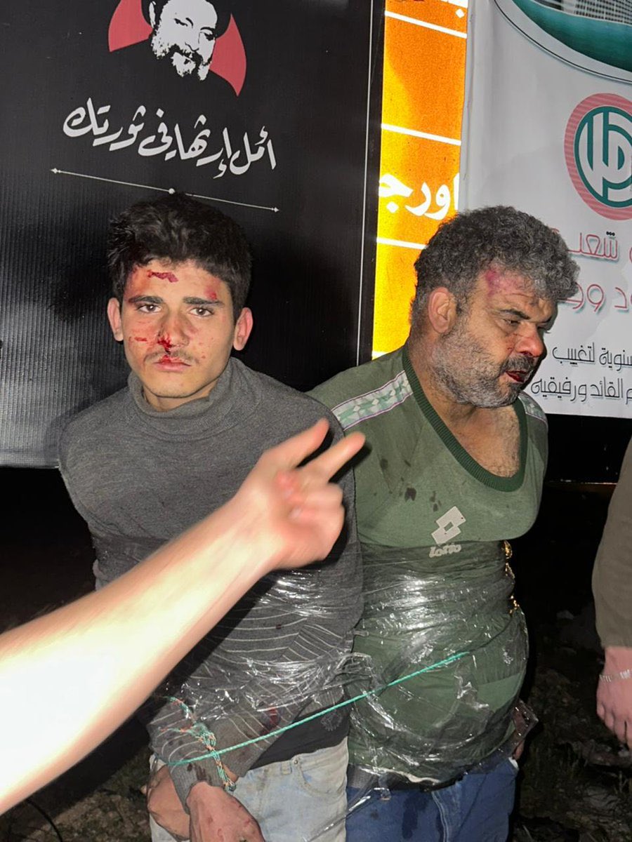 Tentara bayaran pimpinan Nabih Berri memukuli warga Suriah di Lebanon dengan dalih mendukung kaum revolusioner di Suriah, setelah menggeledah ponsel mereka.