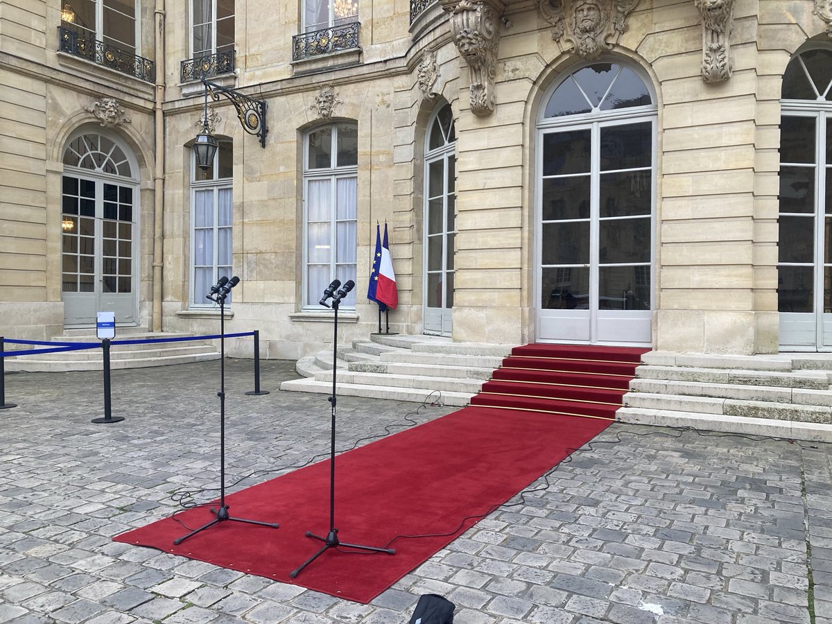 Ne sachant toujours pas le nom du futur Premier ministre, les techniciens de Matignon s’interrogent sur la hauteur du 2e micro. A défaut, ils les ont mis au même niveau. #AFP