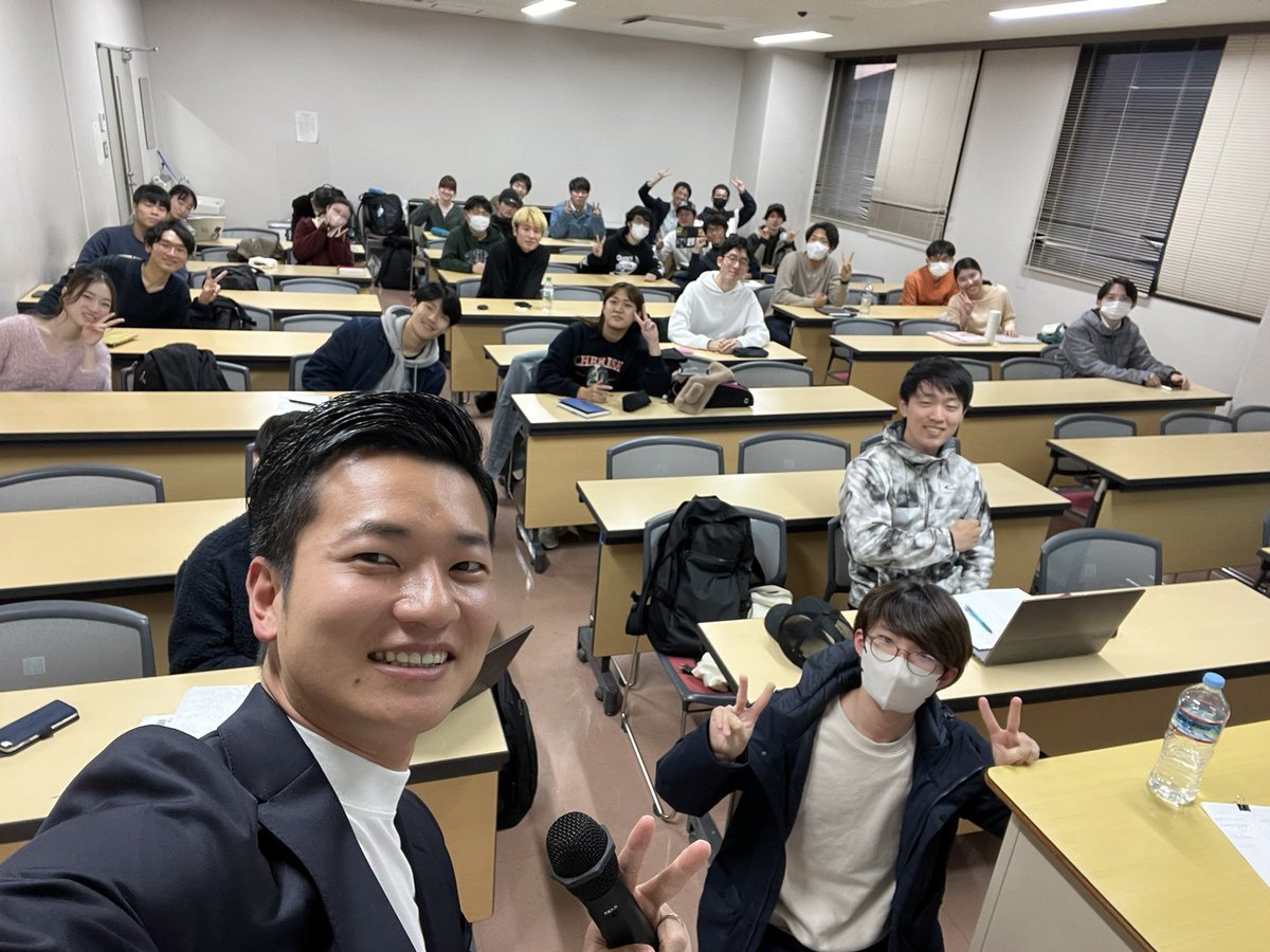 haradaryo_net's tweet photo. 本日は #大阪大学 で四限の授業をさせていただきました。政治や行政について、皆さんの質問にもすべてお答えしました。

政治や行政に興味を持ってくれて、「政治家になりたい！」「市役所で働きたい！」などの前向きな意見を聞けたことは嬉しかったです。

また、法学部長の武田邦宣先生とも意見交換させていただき、私にとっても学び多き時間でした。
こうして母校に呼んでいただけるのは嬉しい限りです。

今後も、大阪大学との連携をさらに加速するとともに、優秀な学生を市役所にリクルートしてまいります。