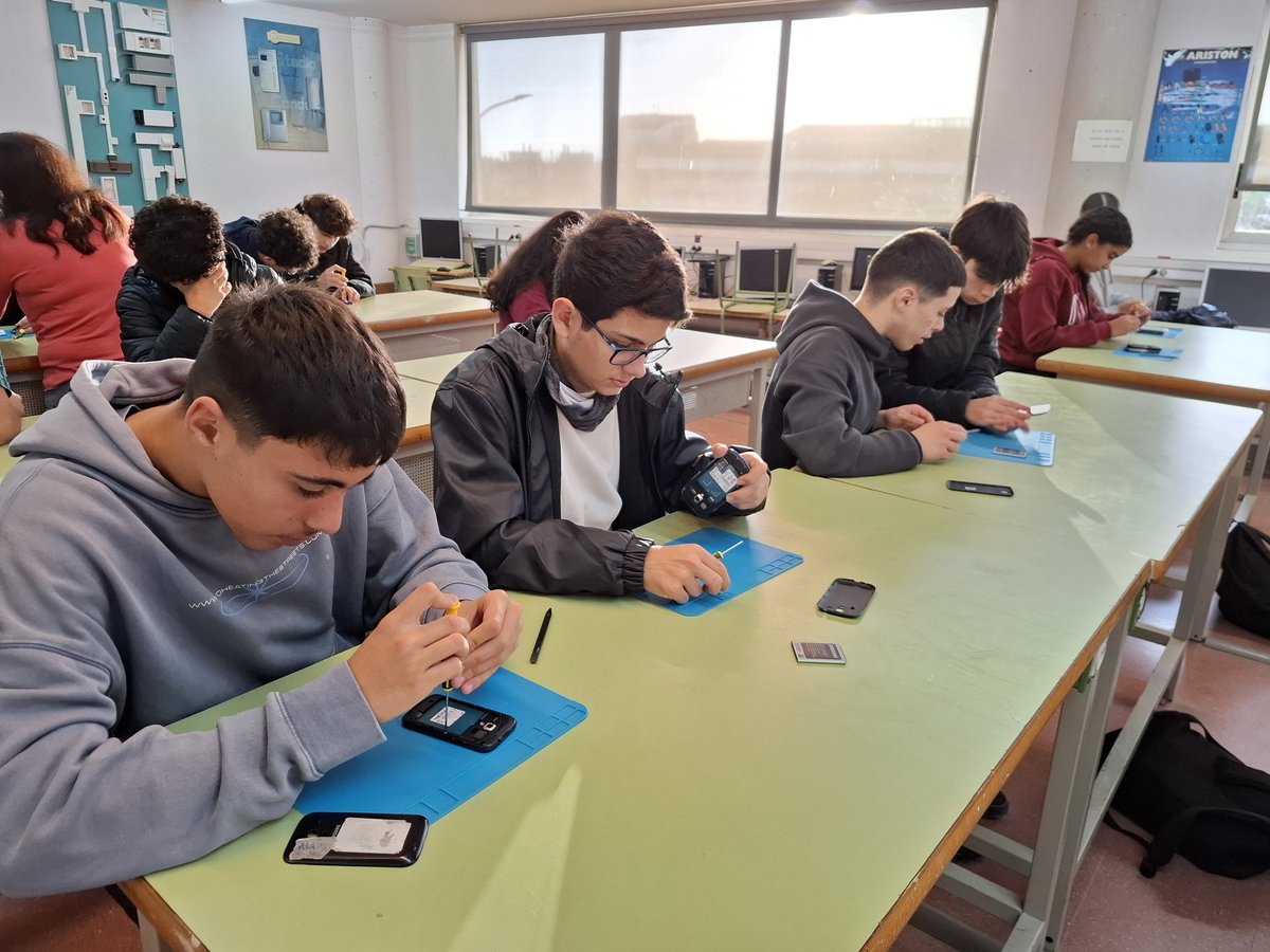 inslaialarquera's tweet photo. Avui l'alumnat de l'optativa de Digitalització de 4t d'ESO ha realitzat un taller pràctic de desmuntatge de mòbils per ser conscients i coneixedors dels materials que els componen i de la importància del seu reciclatge. Participen en el programa de la Generació Reset. https://t.co/tTznFnheKv
