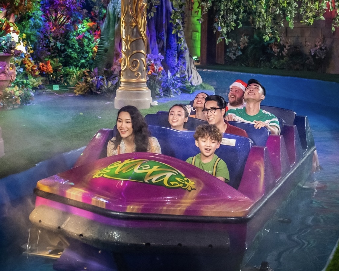 Interlink_LG's tweet photo. Even Santa can’t resist our attractions—spot him hitching a ride on the Tata World River Adventure flume at @vinwonders Nha Trang!

Two years since it opened, this attraction continues to enchant and captivate everyone, even Santa Claus himself. https://t.co/euUHYv6jME