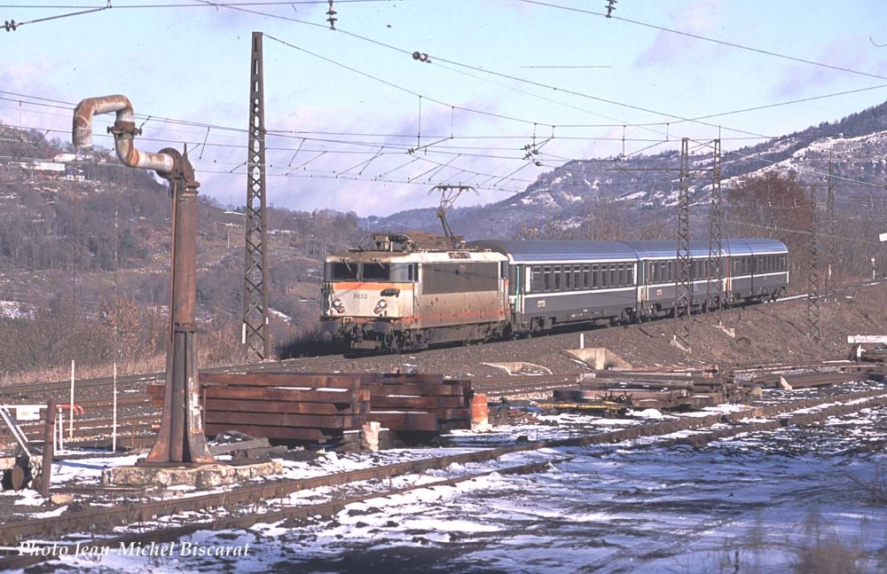 CheminsdeFerTC's tweet photo. Arrivée à =>#Neussargues (15) en 12-04 d'un =>#Aubrac Béziers - Paris assuré par une =>#BB8500 que les rigueurs de l'hiver sur la =>#lignedesCausses n'ont pas épargnée. La rame se trouve à hauteur de l'ancien dépôt.
📷Jean-Michel Biscarat, source : https://t.co/mimv26fKjn https://t.co/ZTF6FFZvdI