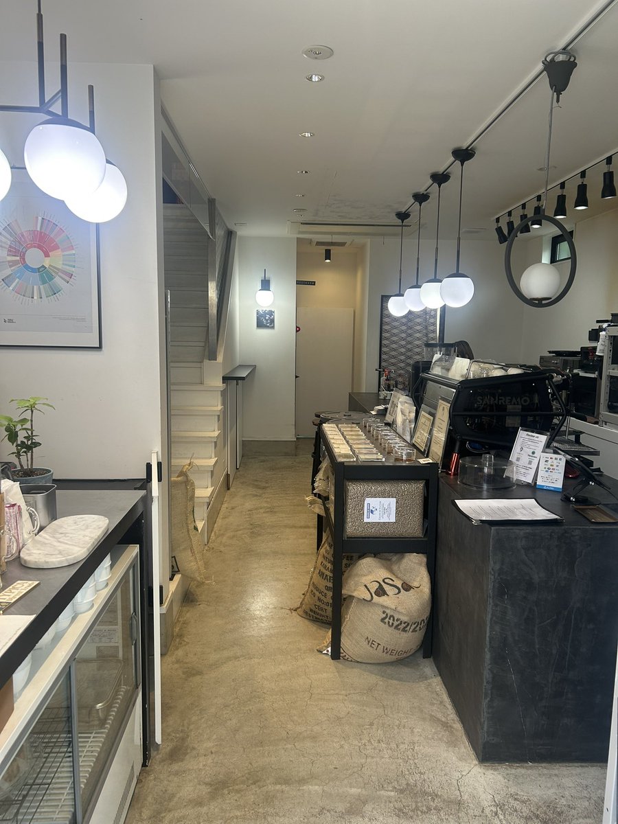 ABOUTUSCOFFEE's tweet photo. コーヒーの魅力は場所や方法にとらわれないところ☕️

2階のテーブル席でゆっくり過ごすのも良し、
1階のカウンターでスタッフとコーヒーについて語り合うのも良し、
テイクアウトやお家で淹れてひと息つくのもそれもまた最高です！✨

それぞれのコーヒータイムを楽しんでください😊 https://t.co/FyPvlzouZy