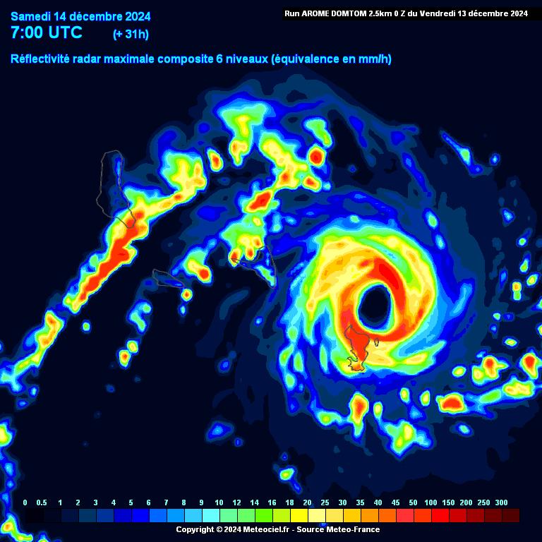 SergeZaka's tweet photo. Les dernières simulations pour le cyclone #Chido sur Mayotte sont extrêmement, mais vraiment, inquiétantes. Et j'espère que les simulations vont évoluer.
Jusqu'à 280km/h pour le pire des scénarios. La population, particulièrement vulnérable, va être livrée à un monstre.