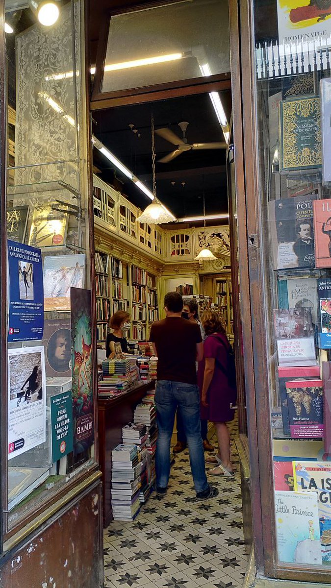 En Josep va resistir la turistificació del carrer Ferran i va fer front a la pressió immobiliària que el volia expulsar del Gòtic. 
La Llibreria Sant Jordi és un referent cultural envoltat de comerços mediocres.
♥️ Que les lectures t'acompanyin.

vilaweb.cat/noticies/mort-…