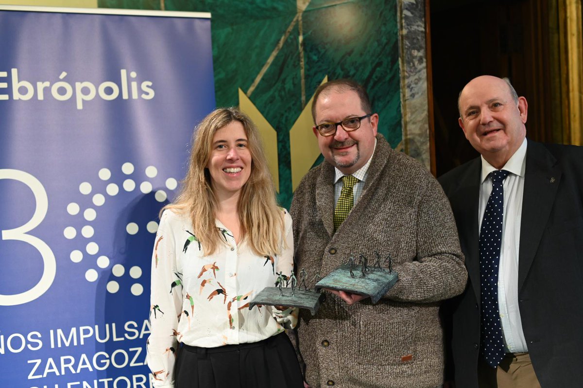 ebropolis's tweet photo. El 23 #PremioEbrópolis ya tiene ganador: la @EscuelaOrquesta social y solidaria

El Festival Jazz al Margen, presentado por la AVV Arrabal, Premio a la Trayectoria

@FUNDSANBLASZGZ, mención especial por su apoyo a personas sin hogar

¡Enhorabuena! 👏🏻 👏🏻👏🏻

https://t.co/f89Z8yDkZP https://t.co/ZVi1H2UM5F