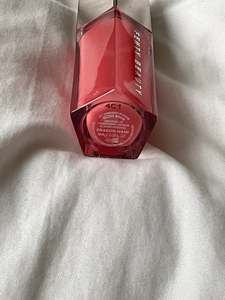 sallyused's tweet photo. ส่งต่อลิป Fenty Beauty Gloss Bomb สี Dragon mami *ของใหม่นะคะยังไม่เคยเปิด เเต่ไม่มีกล่อง ส่งต่อ 790 ส่งฟรีค่ะ #ส่งต่อเครื่องสําอาง #ส่งต่อสกินเเคร์ #ส่ง���่อเครื่องสําอางมือสอง #ส่งต่อคสอมือสอง #คสอมือสอง #เครื่องสําอางมือสอง #โล๊ะตู้เสื้อผ้า #โล๊ะตู้มือสอง #fentybeauty #ส่งต่อลิป https://t.co/YI1vlFdyli