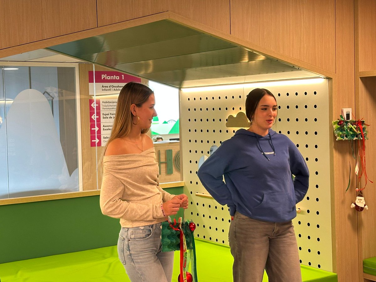 L'alumnat de les escoles de la ‘Fundació Collserola’ decora per cinquè any l’Hospital Infantil amb el projecte ‘Et regalo un desig’ 🎄: tot va començar amb el desig de l'Ànnia, pacient oncològica de #VallHebron, de convertir l'Hospital Infantil en la nit estelada de Vincent van
