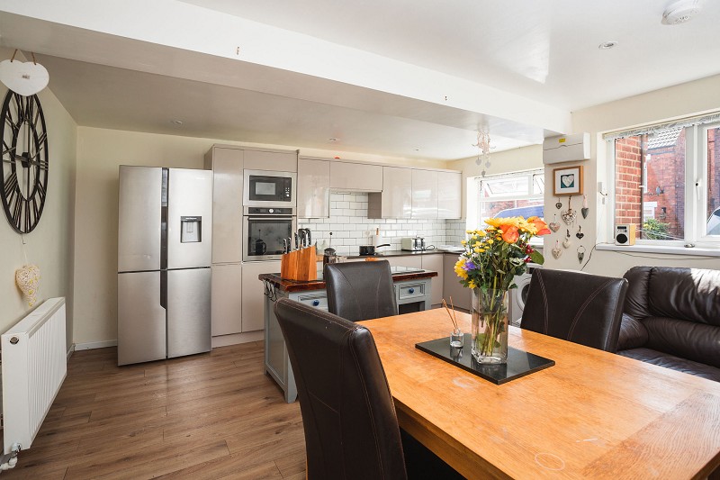 GreenAndMay's tweet image. 🏡✨ Dream Home for Sale on King Street! 
🏡 Bonus Summer House!
Perfect for a home office, gym, or teen hangout!

#Pinxton NG16 6NL
💷 £190,000
Full details and photographs 📷: greenandmay.co.uk/property/?ref=…
Call ☎️ 01773 832888 to view this property