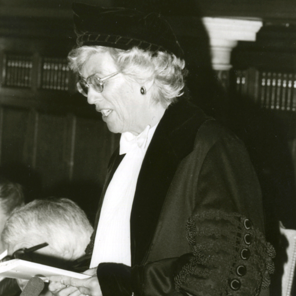 🎁#ADVENT! Dag 21: Toga van Hélène Nothenius, die naast schrijver ook wetenschapper was. Nothenius was hoogleraar muziekgeschiedenis van de oudheid en de middeleeuwen in Utrecht. 🎓
Bekijk hier meer: literatuurmuseum.nl/adventskalende…