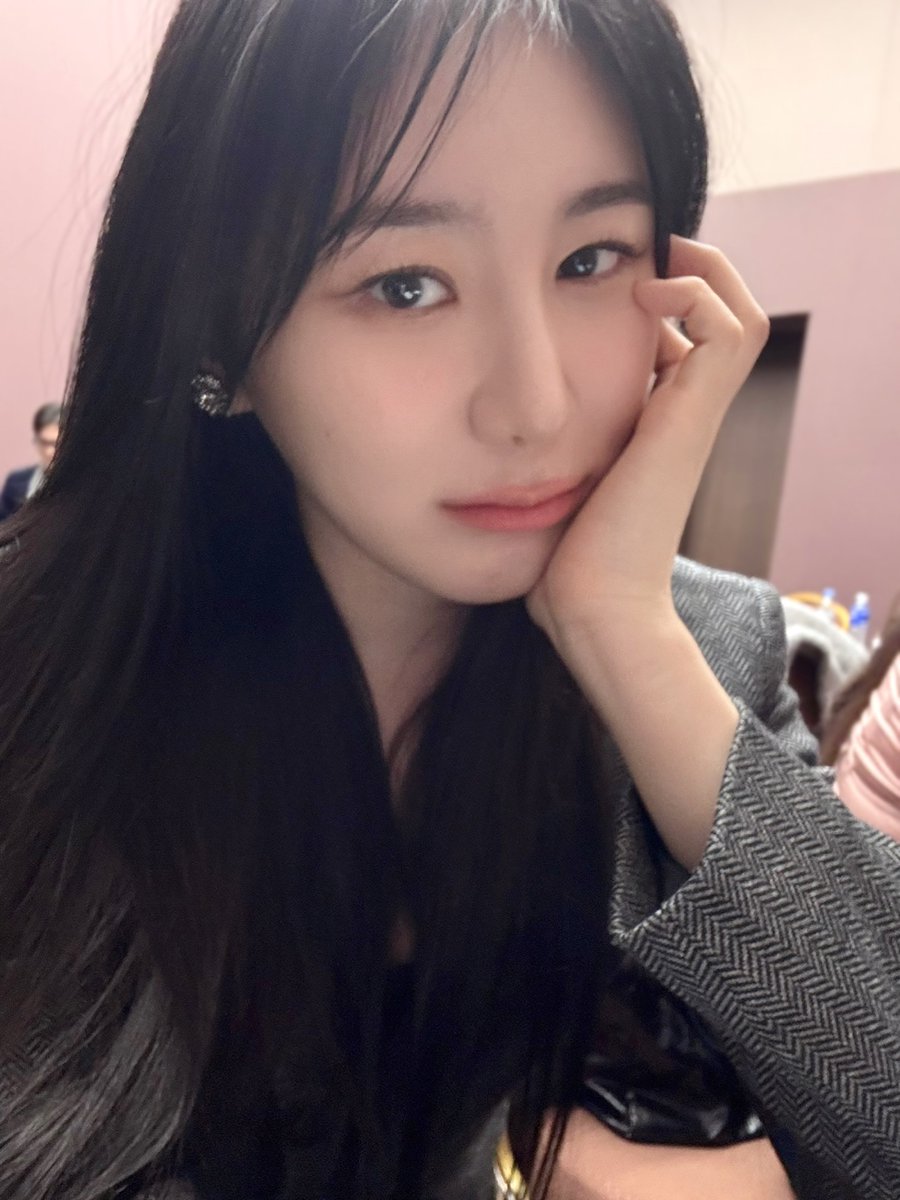 [#CHAEYEON_pic📸] 24.12.13 2024 신한 SOL뱅크 KBO 골든글러브

골든글러브 시상자로 참여한 야구짱팬 째욘💘
채리쉬의 마음에 홈런하는 채연이의 야구 사랑은 계속 됩니다❣

#이채연 #LEECHAEYEON