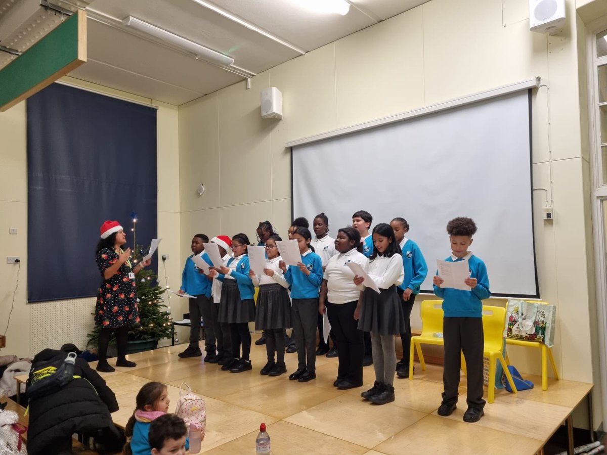 MPAmossbourne's tweet photo. It was warming to the spirit to see our families enjoying our Winter Wonderland yesterday, organised by our kind parent reps- including a visit from the big man himself! 🎅🏽
#ParksidePride https://t.co/4EBwJs3S6N