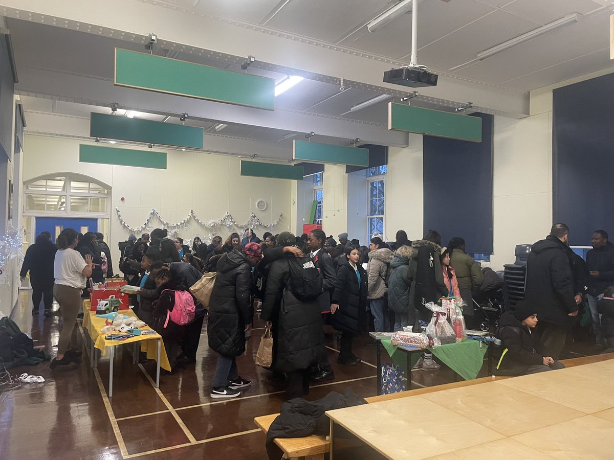 It was warming to the spirit to see our families enjoying our Winter Wonderland yesterday, organised by our kind parent reps- including a visit from the big man himself! 🎅🏽
#ParksidePride