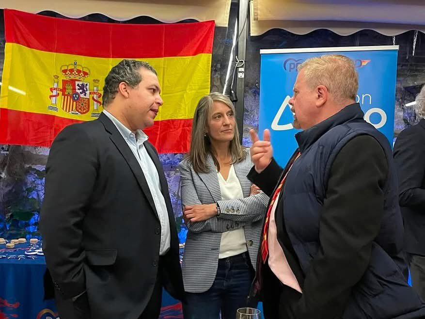 pp_sanlorenzo's tweet photo. 🔵 Ayer celebramos la Copa de Navidad🥂🎄🤩

👉 Gracias a todos los afiliados, simpatizantes y amigos por vuestro trabajo y respaldo hacia el equipo liderado por @carlotalopezes y por el apoyo y defensa de @IdiazAyuso 

#IlusiónPorSanLorenzo https://t.co/Upd4VAOeEa