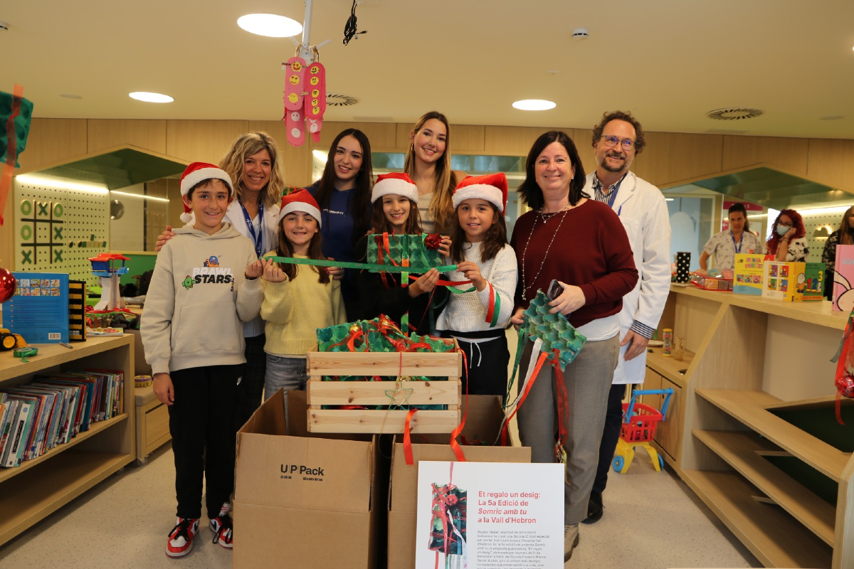 vallhebron's tweet photo. L'alumnat de les escoles de la Fundació Collserola decora per cinquè any l’Hospital Infantil amb el projecte ‘Et regalo un desig’ 🎄: tot va començar amb el desig de l'Ànnia, pacient oncològica de #VallHebron, de convertir l'Hospital Infantil en la nit estelada de Vincent van Gogh. Ja l'any anterior, l’Ànnia havia decorat amb floquets de neu l’Hospital de Dia d’Oncologia i Hematologia Pediàtrica.

Descobreix més d'aquest projecte educatiu que treballa valors com l'empatia i la solidaritat. 👇

https://t.co/wGbrFx71mq