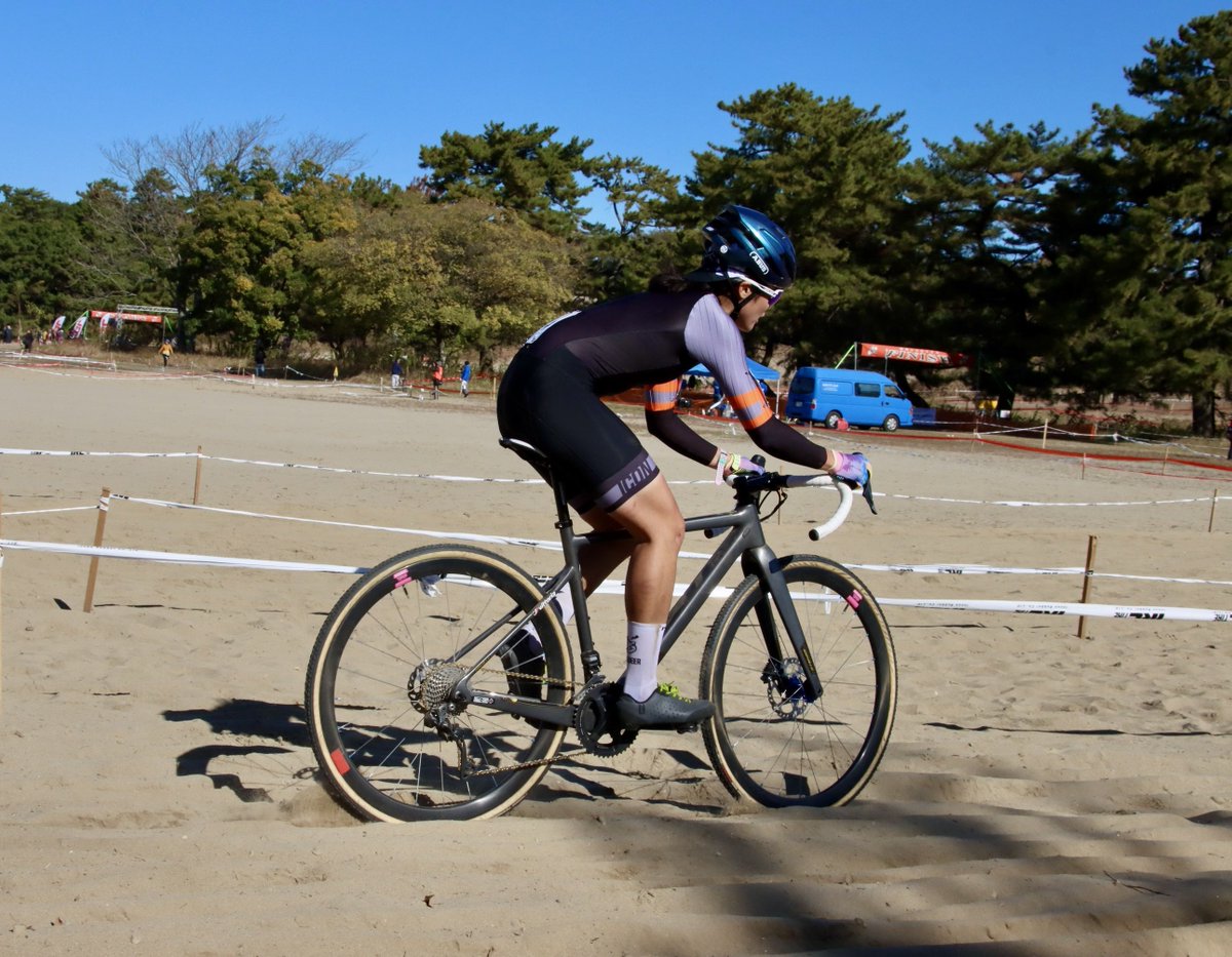 odaerika318's tweet photo. 自転車を友達として想てる時は、確かに悪いクセが修正できているかも？🤔
気持ちと意識って大事だな。

📸Photo by. @kaytoyoshitaka 
JCX第6戦東海シクロクロス 
ワイルドネイチャープラザGHISALLO CUP🏁
#BIORACER #SALICE https://t.co/U2ZIQZlcjl