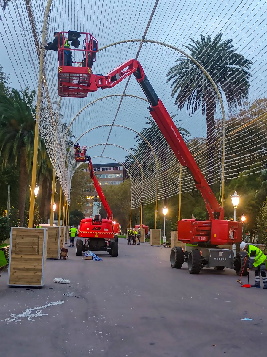 LoxamHune's tweet photo. 🎄 ¡La Navidad está a la vuelta de la esquina! 🎄

En LoxamHune, sabemos lo importante que es tener todo listo para estas fiestas. Por eso, nuestras plataformas elevadoras son la solución ideal para realizar montajes de decoración rápidos, seguros y eficientes. https://t.co/8GdUSw2fiQ