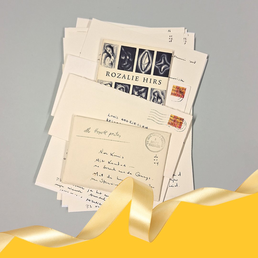 Literatuurmuseum (@litmuseum) on Twitter photo 🎁#ADVENT! Dag 15: Correspondentie tussen <a href="/rozaliehirs/">Rozalie Hirs</a> en Louis Andriessen. Andriessen antwoordde trouw, en hield dat ook netjes bij: met potlood schreef hij ‘beantwoord’ op de envelop wanneer hij een brief had geschreven. ✉️
Bekijk hier meer: literatuurmuseum.nl/adventskalende… 🎁#ADVENT! Dag 15: Correspondentie tussen <a href="/rozaliehirs/">Rozalie Hirs</a> en Louis Andriessen. Andriessen antwoordde trouw, en hield dat ook netjes bij: met potlood schreef hij ‘beantwoord’ op de envelop wanneer hij een brief had geschreven. ✉️
Bekijk hier meer: literatuurmuseum.nl/adventskalende…