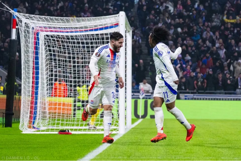 SocialGones's tweet photo. [Après #OLFRA] Dans Le Progrès ⤵️

« La 141e victoire de l’@OL en Coupe d’Europe, retiendra que deux feux follets ont rayonné sur la tête des défenseurs de Francfort. Le Groupama Stadium a été illuminé par les étincelles de Rayan #Cherki et Malick #Fofana. Le bonheur était dans le pré. [...]

Rayan #Cherki d’abord a gravi plus qu’un cap, en signant le match référence, aussi bien techniquement, que dans l’engagement, avec la pointe de réussite en plus pour inscrire son quatrième but européen. [...]

Et comme il voit le jeu un peu plus vite que la moyenne, son compère Malick #Fofana a pu croquer dans le gâteau. [...] Avec cette paire d’as, un vent nouveau souffle bel et bien sur l’OL. »

#TeamOL