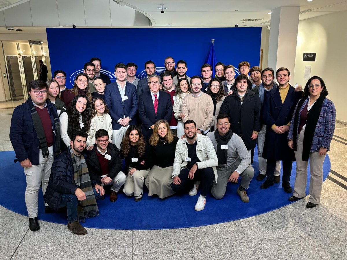 andresvs01's tweet photo. En el Parlamento Europeo con @nnggsevilla. Qué gran equipo 👏🏻👏🏻👏🏻 https://t.co/pCGm1kj9dZ