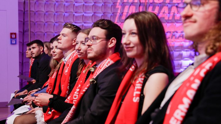 DMH: Handwerk ehrt und feiert seine jungen Ausnahmetalente. Zum 73. Mal hat das #Handwerk in  einer großen Abschlussveranstaltung am 7. Dezember 2024 im bcc Berliner  Congress Center die Bundessiegerinnen und -sieger in Europas größtem  Berufswettbewerb, shorturl.at/7NATD