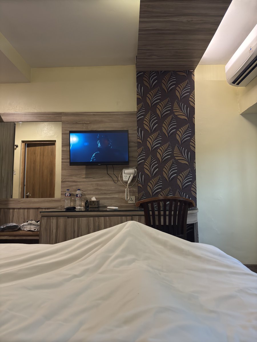 Sampe hotel malah rebahan nyetel neflix, Mager bat otw ke DWP nya 🫠🤣