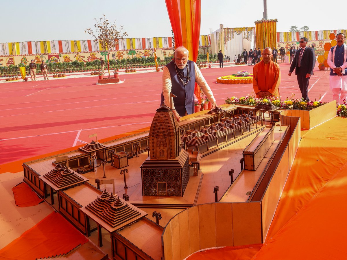 BJP4India's tweet photo. प्रधानमंत्री श्री @narendramodi ने आज प्रयागराज के प्रसिद्ध हनुमान मंदिर में पूजन एवं दर्शन किए। https://t.co/y4CJ20JhWX