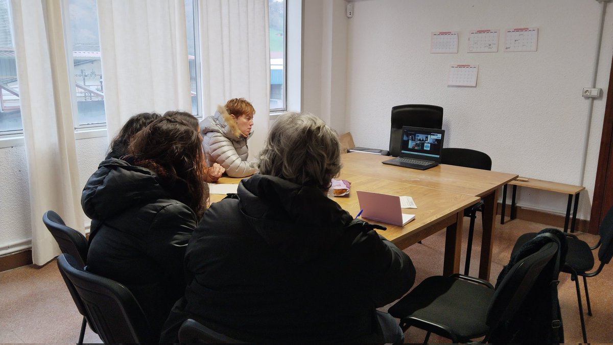 FarapiKoop's tweet image. Gaur @BiziolaSarea-ra etorri gara bisitan, eta @redcimas-ekin egiten ari garen partaidetza formakuntzaren azken saioa egin dugu bertan.
Tomas Villasante partaidetzan adituarekin saio berezia egin dugu gaur, eta egunerokotasunean sortzen zaizkigun zalantzak eta gogoetak partekatu.