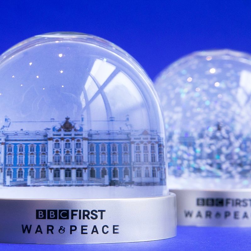 Bring a touch of magic to the holidays with bespoke Christmas snow globes designed just for your brand. These timeless keepsakes offer a unique way to showcase your story, whether through intricate festive scenes or custom branding that makes them truly unforgettable.