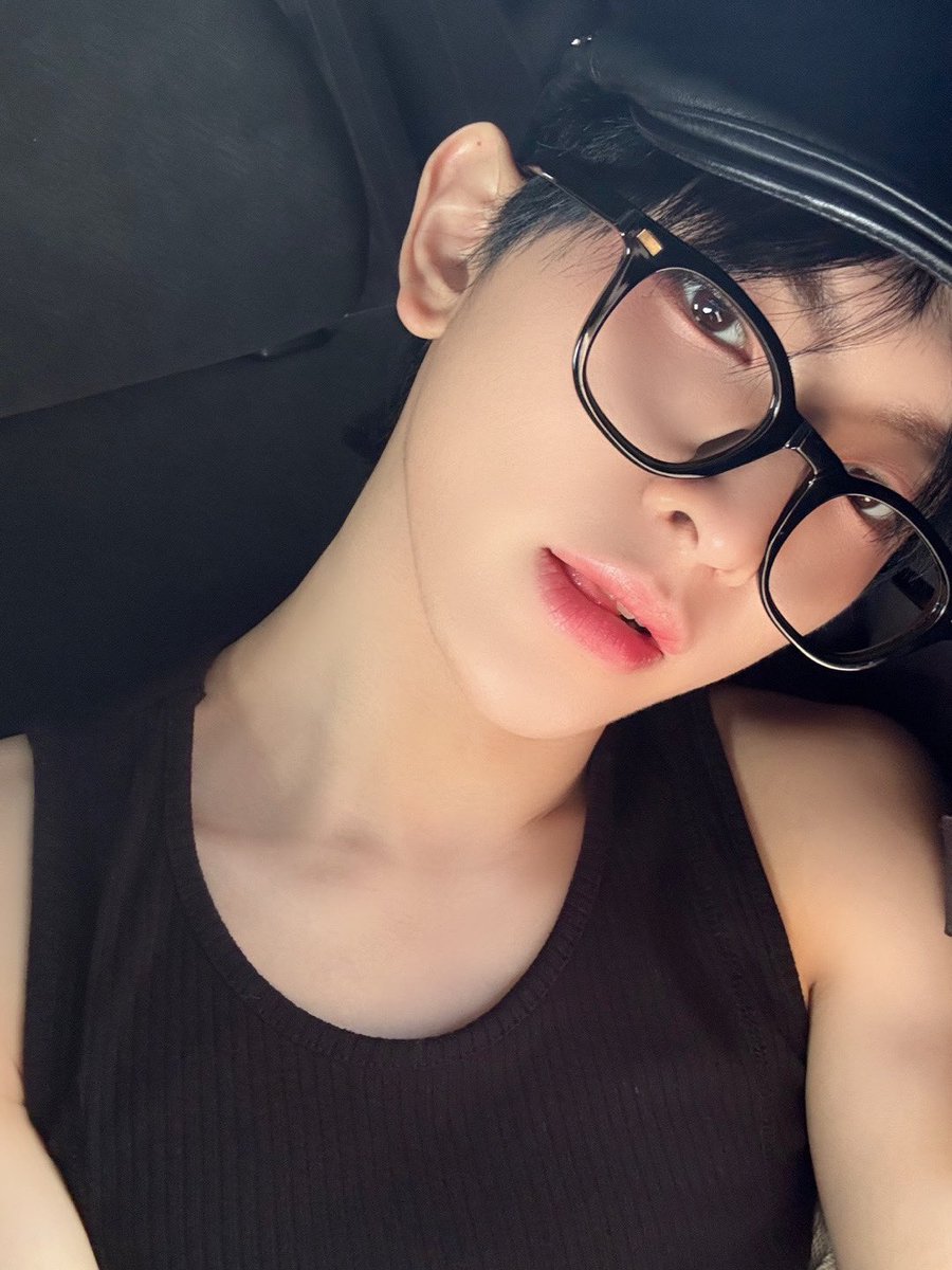 n1707_'s tweet photo. He is so hot and sexy, I hope he will take good care of his health for tomorrow's concert, wish the Janpan concert a success. Love you #LEW #TEMPEST #LEWTEMPEST #EUIWOONG #LEEEUIWOONG @TPST_twt https://t.co/zycKlnORNy