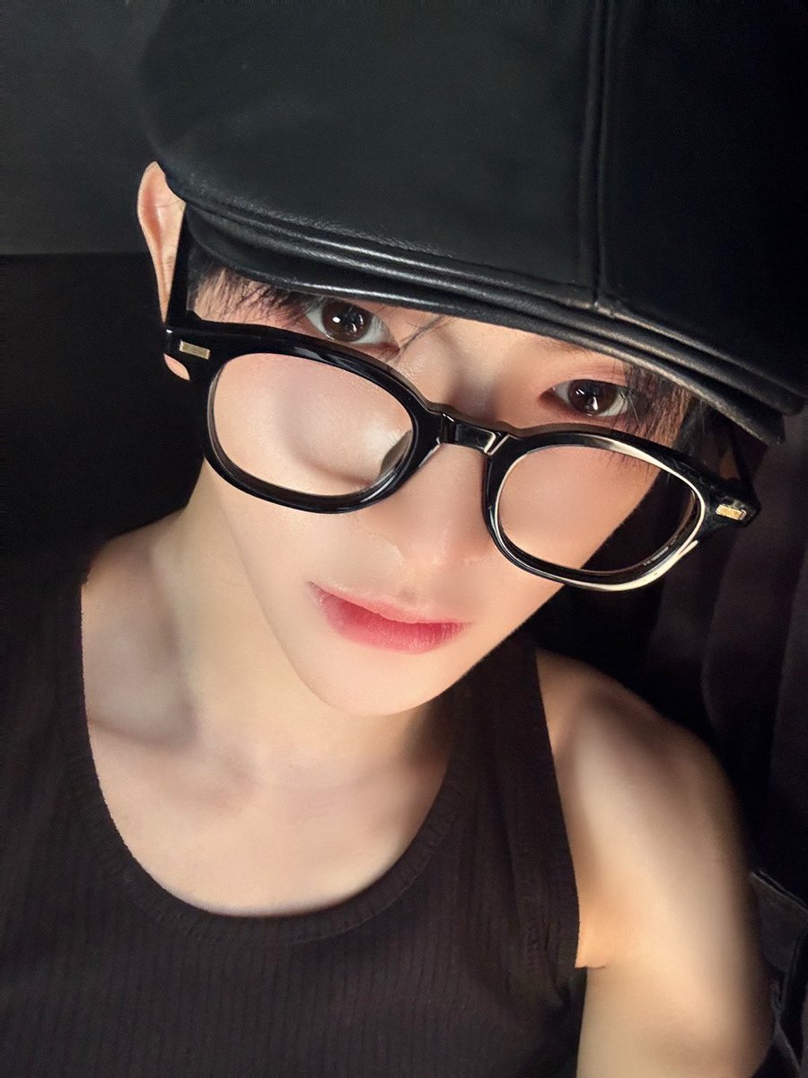 n1707_'s tweet photo. He is so hot and sexy, I hope he will take good care of his health for tomorrow's concert, wish the Janpan concert a success. Love you #LEW #TEMPEST #LEWTEMPEST #EUIWOONG #LEEEUIWOONG @TPST_twt https://t.co/zycKlnORNy