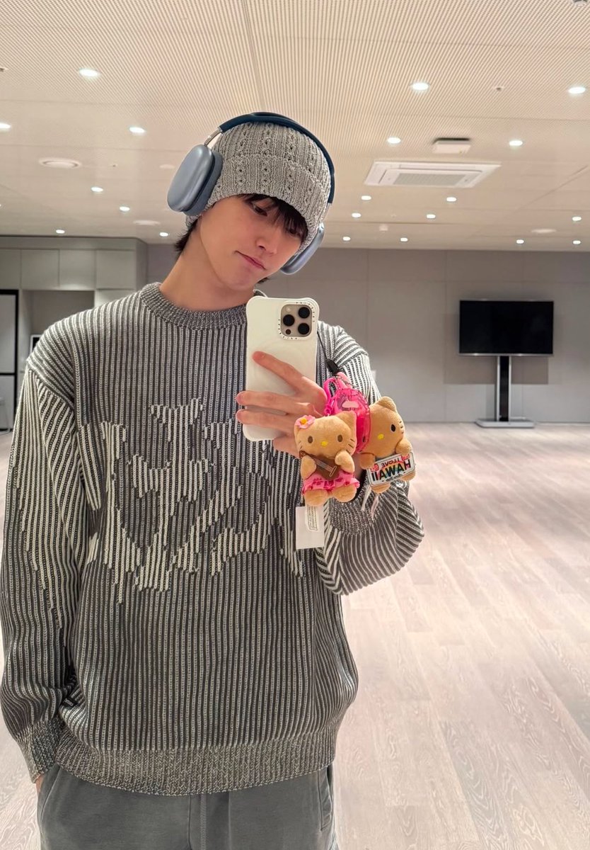 mepuppieyou's tweet photo. น่ารักอะ ตี๋มันห้อยพวงกุญแจคิตตี้อันเบ้อเร่อเลย 555555555 https://t.co/uxFzWEFZrg