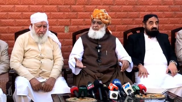 juipakofficial's tweet photo. دینی مدارس کے رجسٹریشن کے حوالے سے جو بحث چل رہی ہے اس سلسلے میں کچھ نکات میں وضاحت کے لیے عرض کرنا چاہتا ہوں۔ سب سے پہلی بات یہ ہے کہ ہماری جو شکایت ہے وہ صرف ایوان صدر سے اور صدر مملکت سے ہے نہ کسی مدرسے سے ہے نہ مدرسوں کی کسی تنظیم سے ہے نہ ان سے وابستہ علمائے کرام سے ہے بلا وجہ خلط بحث کیا گیا، معاملے کو ایسا گمبھیر کیا گیا کہ اچھے بھلے دانشور لوگ بھی حیران ہیں کہ یہ مسئلہ کیا ہے۔ مسئلہ دو جمع دو چار کی طرح سادہ ہے، اسے غیر ضروری طور پر گمبھیر بنانا اس میں کیا فائدہ ہے ان لوگوں کو جنہوں نے ایسے حرکت کی، مجھے سمجھ میں نہیں آرہی۔ دینی مدارس کے رجسٹریشن کے حوالے سے یا ان کی بینک اکاؤنٹس کے حوالے سے حکومت نے ڈرافٹ تیار کیا جب 26 ویں آئینی ترمیم پر گفتگو چل رہی تھی اس دوران اسی بل پر گفتگو چل رہی تھی اور ہم نے ڈیمانڈ کیا تھا کہ الیکشن سے پہلے میاں شہباز شریف صاحب کی حکومت میں جو ڈرافٹ اسمبلی میں لایا گیا تھا اور پاس نہیں ہو سکا تھا اسے بھی پاس کیا جائے۔ چنانچہ پہلے سینٹ میں آیا اور اتفاق رائے سے پاس کر دیا گیا۔ اس کے بعد قوم اسمبلی میں آیا اور یہ کاروائی 20 اور 21 اکتوبر کو صبح تک مکمل ہو گئی۔ جب آئینی ترمیم پر بھی دستخط ہو گئے تو پھر اس بل پر دستخط کیوں روکے گئے۔

یہاں میں دو باتیں کرنا چاہتا ہوں پہلی بات یہ کہ سیاسی جماعتیں جس میں پاکستان پیپلز پارٹی پارلیمنٹیرین جس کے سربراہ خود جناب آصف علی زرداری صاحب ہیں اور پاکستان پیپلز پارٹی کے چیئرمین جناب بلاول بھٹو صاحب جہاں اسلام آباد میں باتیں ہوتی رہیں وہاں میں خود بلاول ہاؤس کراچی گیا وہاں پانچ گھنٹے ان سے بات چیت ہوئی۔ وہاں سے ہم لاہور آئے رائیونڈ میں میاں نواز شریف صاحب کے گھر پر آصف علی زرداری صاحب کی موجودگی میں بلاول بھٹو صاحب کی موجودگی میں میاں شہباز شریف صاحب کی موجودگی میں ہم نے ان تمام چیزوں پر اتفاق رائے کیا۔ وزارت قانون نے اس کا ڈرافٹ تیار کیا اور ہم نے اس ڈرافٹ کو قبول کر لیا۔ جس ڈرافٹ کی تیاری میں حکومت کی طرف سے پاکستان مسلم لیگ اور پاکستان پیپلز پارٹی دونوں شریک تھی اور ہم نے انہی کے ڈرافٹ کو تسلیم کیا اور قبول کیا ہے اس کے بعد آصف علی زرداری صاحب کو اس پر اعتراض کرنے کی کیا گنجائش تھی۔ ایک بات، دوسری بات یہ کہ یہ سب کچھ جو ہو رہا تھا کیا ریاستی ادارے اس میں انگیج نہیں تھے۔ کیا وہ پل پل کی صورتحال میں اپنا ان فٹ نہیں دے رہے تھے۔ کیا اس تمام تر مراحل میں وہ شریک نہیں تھے۔ اور ایک ایک لفظ چاہے 26ویں آئینی ترمیم کا ہو یا دینی مدارس کے حوالے سے اس بل کا ہو کہ سوسائٹی ایکٹ کے تحت یعنی سن 1860 کی سوسائٹی ایکٹ کے تحت اس میں ترمیم کی گئی اور ترمیم کے ساتھ اس کو ہم نے قبول کیا اور وہ پاس ہو گیا۔ اب جن لوگوں نے ہمارے ہی ان علماء کرام کو یا ہماری وہ مدارس کی تنظیمیں جو وزارت تعلیم کے ڈائریکٹریٹ جنرل سے وابستہ رجسٹریشن کر رہے ہیں یا کر چکے ہیں اس کا سارا نزلہ ہم پر کیوں گر رہا ہے۔ وفاق المدارس اور اتحاد تنظیمات مدارس دینیہ کے ساتھ تنازعہ کیوں اٹھا رہے ہیں۔ ہمارا تو ان سے جھگڑا ہی نہیں ہے اور جنہوں نے ڈرافٹ تیار کیا ان کے کہنے پر آکر وہ شور و غوغا کر رہے ہیں اور وزارت تعلیم سے وابستہ ہو جائیں یا سوسائٹی ایکٹ سے وابستہ ہو جائیں نیا سوال اٹھا لیا انہوں نے، الیکشن سے پہلے بھی اگر ڈرافٹ تیار ہوا تھا تو وہ بھی تو سرکار نے بنایا تھا اور سرکار کے ڈرافٹ کو ہم نے قبول کیا تھا جس میں ہم نے یہ رعایت ضرور دی ہے اس وقت کہ اگر سوسائٹی ایکٹ سے کوئی وابستہ ہونا چاہے رجسٹریشن کے لیے یا وزارت تعلیم کے ڈائریکٹریٹ جنرل سے وابستہ ہونا چاہیے۔ تو اگرچہ ہمیں تحفظات ہیں کہ مدارس کے نئے وفاق کیوں بنائے گئے نئی تنظیمیں کیوں سامنے آگئی، اس کو کس نے توڑا ہے، کیا مدارس کی ان تنظیموں کو تقسیم کرنے میں اداروں کا ہاتھ نہیں تھا، اور جس نے یہ تقسیم کی تھی وہ باقی تمام معاملات میں مجرم تھا اور اس حوالے سے وہ صحیح تھا اور اس کو تسلسل دے رہا ہے انہوں نے، تو میں تو علماء کرام کی خدمت میں بھی گزارش کروں گا کہ جن لوگوں نے آپ کو بلایا، جنہوں نے آپ کو اکسایا، جن کے اشاروں پر آپ ایک محاذ اٹھا کر یہی تو ذمہ دار ہے اس ڈرافٹ بنانے کے، اب کس کے ساتھ لڑ رہے ہیں۔ کس کے ساتھ آپ لڑائی لڑ رہے ہیں۔ ہمارا آپس میں نہ کوئی جھگڑا ہے، نہ ہم آپ کے خلاف فریق ہے۔ ڈرافٹ بھی انہوں نے بنایا وہ والا بھی انہوں نے بنایا تھا سو ہم نے تحفظات کے باوجود قبول کیا اور یہ بھی انہوں نے بنایا تھا سو آپ کا کیس ہمارا کیس نہیں ہے۔ 
قائد جمعیت مولانا فضل الرحمٰن مدظلہ کی ڈیرہ اسماعیل خان میں اہم پریس کانفرنس