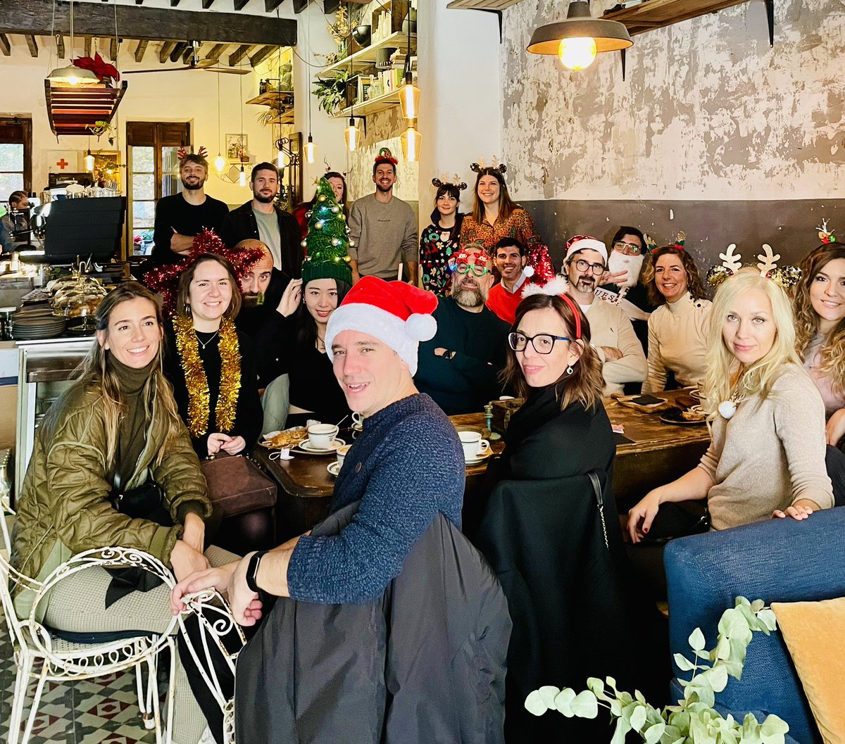 Christmas mood on! Merry Christmas 🎄🎁 from the <a href="/GLB_Lab/">Lopez_Bendito Lab</a>!