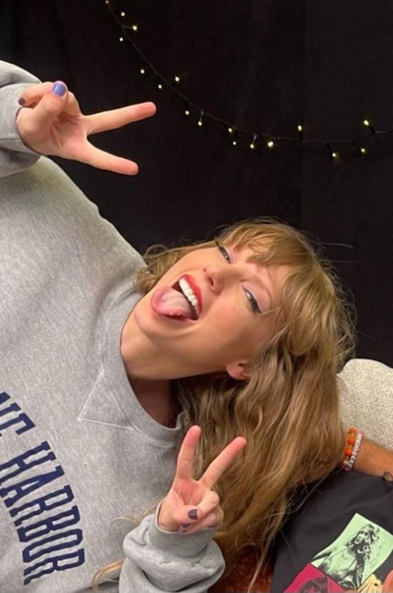 Lover_albumME's tweet photo. Happy Birthday to my best friend, mother, therapist, dream girl, girl of my american dreams, poet, doctor, music industry, the light in our darkest moments, love you to the moon and to saturn #HappyBirthdayTaylor https://t.co/DWhLrMInkI