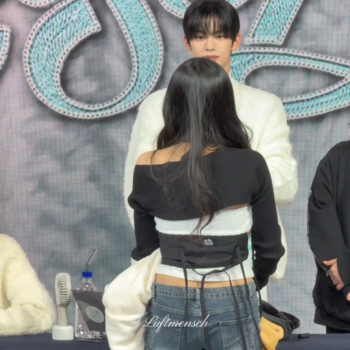 justbelynnn's tweet photo. 👤 can u guess my height?
🐺 165!
👤 🙅‍♀️! we could stand &amp; see
🐺 163!
👤 🙅‍♀️!
👤 do an aegyo/sexy move if you wanna know
🐺 *shyly does a lip graze*
👤 my height is... daisuki ♡ (i really like u)
🐺 ...
👤 why? is it not funny?
🐺 ha..ha.. it's funny 👍🏻
🐺 so how tall are you? https://t.co/YwCxZUgxTP