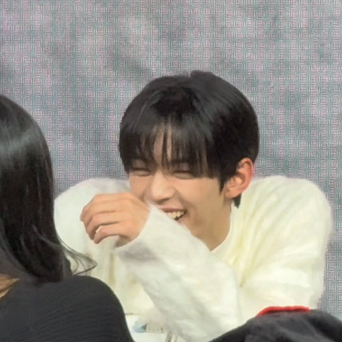 justbelynnn's tweet photo. 👤 can u guess my height?
🐺 165!
👤 🙅‍♀️! we could stand &amp; see
🐺 163!
👤 🙅‍♀️!
👤 do an aegyo/sexy move if you wanna know
🐺 *shyly does a lip graze*
👤 my height is... daisuki ♡ (i really like u)
🐺 ...
👤 why? is it not funny?
🐺 ha..ha.. it's funny 👍🏻
🐺 so how tall are you? https://t.co/YwCxZUgxTP