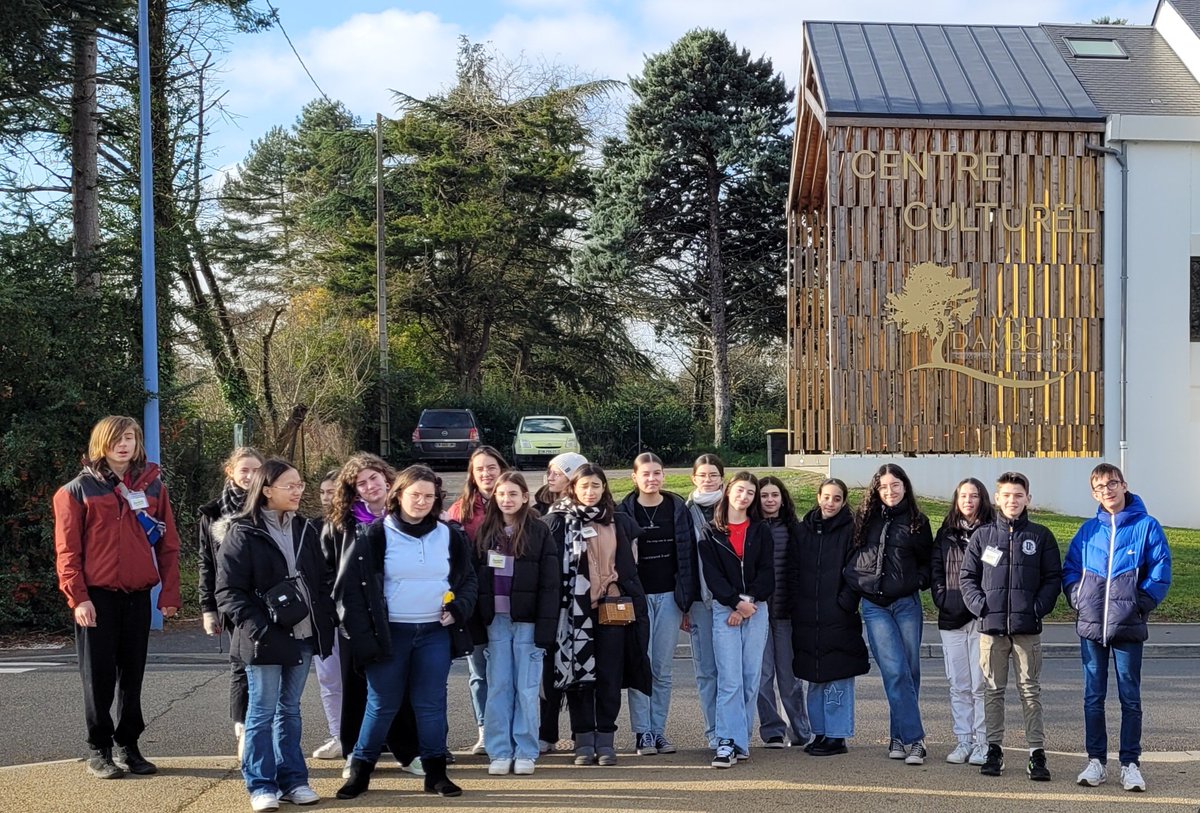 LevisteDelphine's tweet photo. Collège A.Malraux d´Amboise.
Les élèves de l´atelier "Parlons exposition!" se sentent prêts pour leur nouvelle mission; une commande! 
Visite des espaces de l´école de musique Paul Gaudet🙏 et déjà de belles idées pour cette première expérience de commissariat.
#artsplastiques https://t.co/qgp9w86nFT