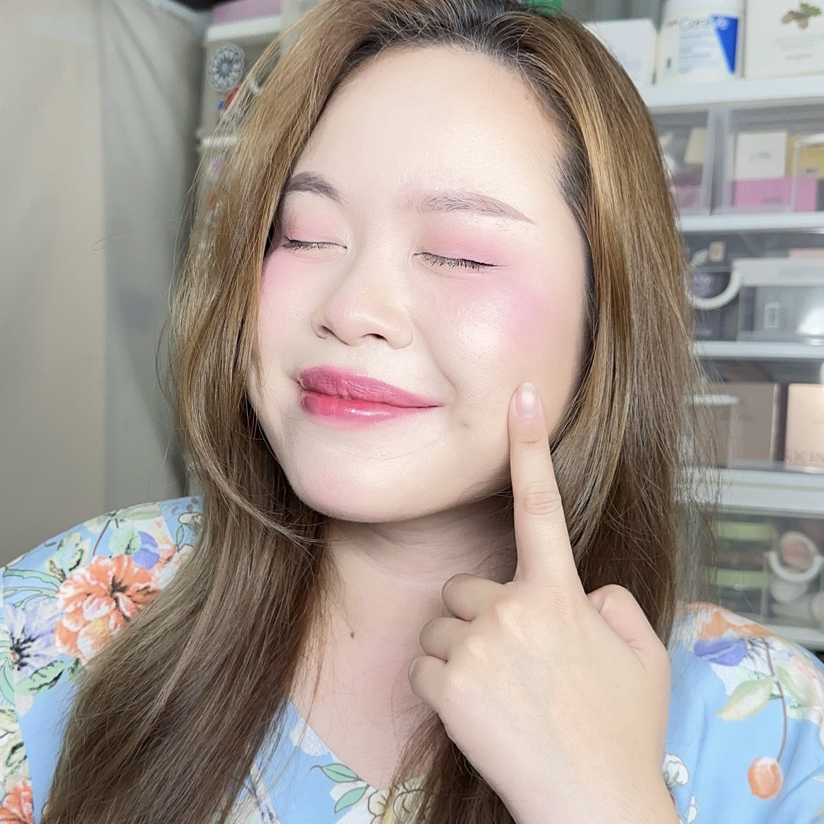 วันนี้มีออกนอกสถานที่ หน้าต้องเป๊ะะะ เราใช้คุชชั่นตลับน้ำเงิน Skintific เป็นสูตรแมตต์ ปกปิดดี ผิวสวยทั้งวัน และคุมมันดีมากกก ขนาดเราหน้ามันนะ ยังรอดเลย เซตแป้งนิดหน่อย ออกจากบ้านเลยค่าา #ใช้จริงรีวิวจริง #ของดีบอกต่อ https://t.co/iKeRAmqTO2