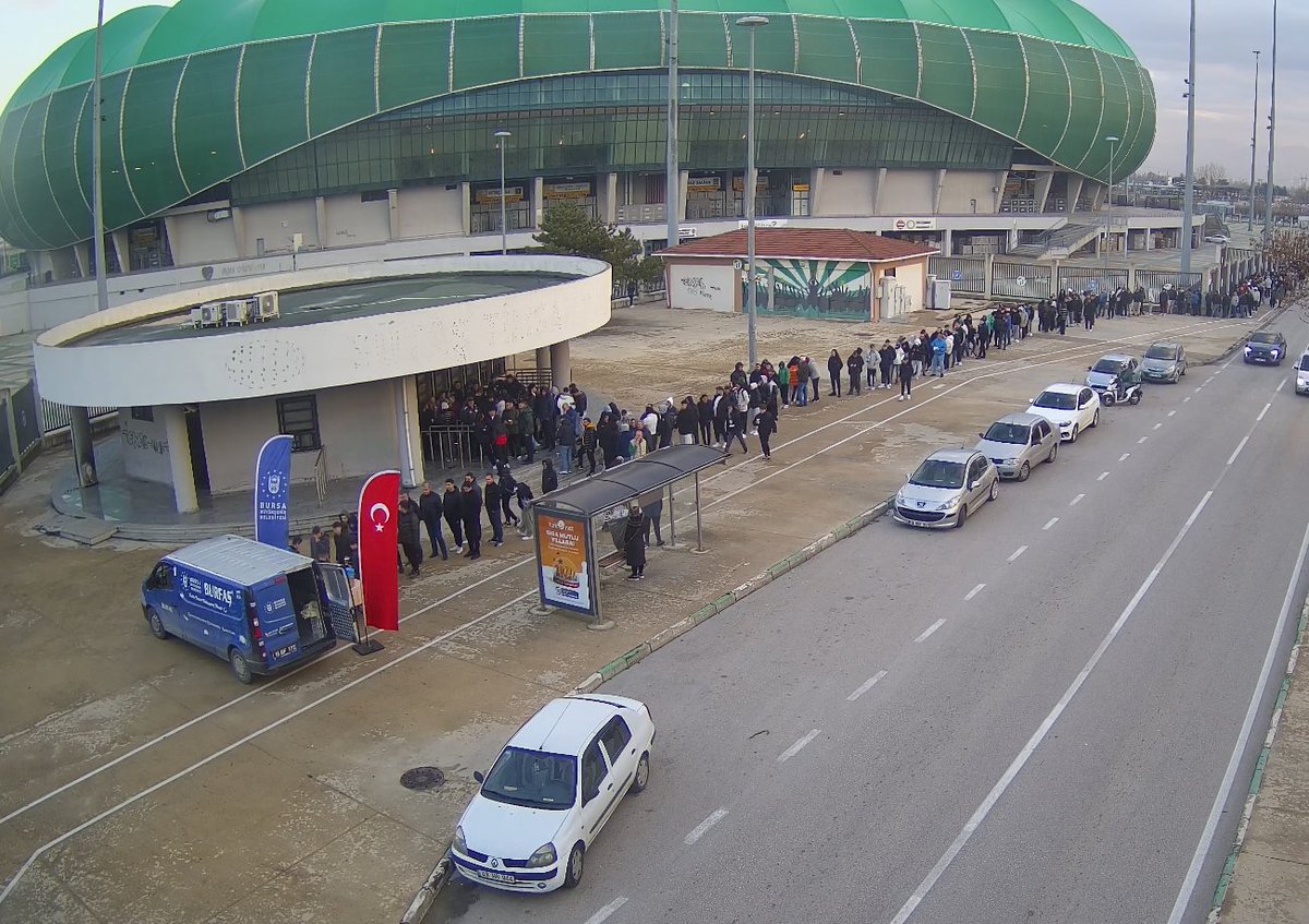 Bu soğukta 4 saat önceden
kuyruğa giren Bursaspor taraftarına
sıcak içecek dağıtımı için 

koordinasyonu sağlayan
Stadyum &amp; Tesislerden Sorumlu Yönetim Kurulu üyemiz <a href="/CoskunOzgel/">Coşkun ÖZGEL</a>'e

ve hızla organize olup aracı gönderen BURFAŞ <a href="/burfasbursa/">bursaburfas</a> Genel Md <a href="/ErhanPinar16/">Erhan Pınar</a> 'a teşekkürler 🙏🏼