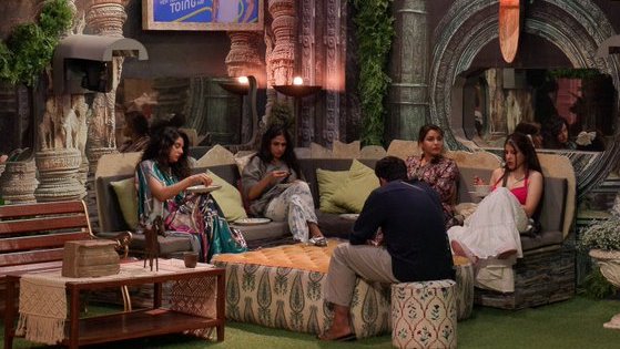 inm24news's tweet photo. #YaminiMalhotra feels #ShrutikaArjun is the biggest gamer of all! 👀 Kaun kaun kar raha hai aaj ke task pe baat? 🫣 #BB18 #BiggBoss18 #TaskTalk" https://t.co/Yp8W7ERhmd
