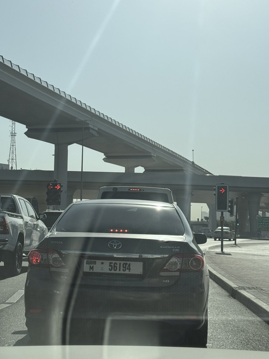 This signal before makhtoum bridge used to be so much more longer and now it closes in 5 secs and causes congestion. <a href="/rta_dubai/">RTA</a>