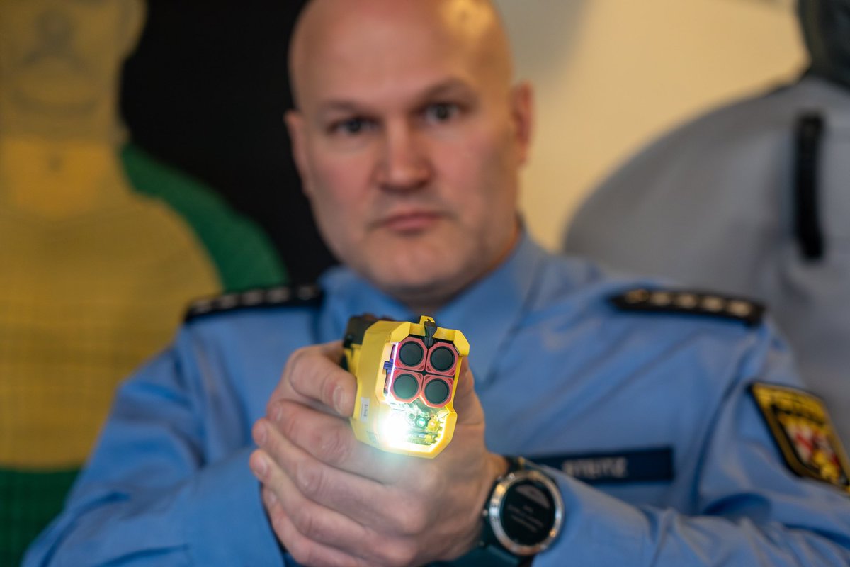 innen_rlp's tweet photo. Minister #Ebling: 🤝 Neue Taser-Generation für die Polizei #RLP. „Weiterer wichtiger Schritt, um unsere Polizei mit modernsten Einsatzmitteln auszustatten und die Sicherheit unserer Einsatzkräfte zu erhöhen“. 🔗 https://t.co/Yf6WjyG6jA https://t.co/oA6zzHv4uZ
